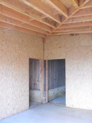 Agrandissement d'une grange avec couverture en bardeaux fendus